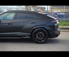 Lamborghini Urus Stunning Urus S Finished In Nero Helene With Nero Ade and Rosso Alala Bicolor Sport - 10
