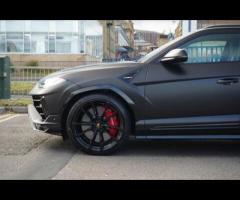 Lamborghini Urus Stunning Urus S Finished In Nero Helene With Nero Ade and Rosso Alala Bicolor Sport - 11