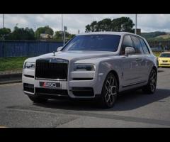 Rolls-Royce Cullinan Stunning Cullinan Black Badge Finished In Tempest Grey With Black Leather. Fant - 7