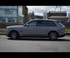 Rolls-Royce Cullinan Stunning Cullinan Black Badge Finished In Tempest Grey With Black Leather. Fant - 11