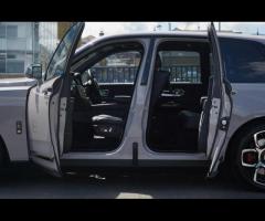 Rolls-Royce Cullinan Stunning Cullinan Black Badge Finished In Tempest Grey With Black Leather. Fant - 13
