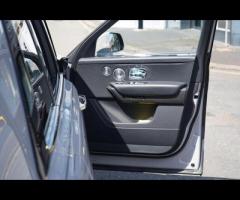 Rolls-Royce Cullinan Stunning Cullinan Black Badge Finished In Tempest Grey With Black Leather. Fant - 18