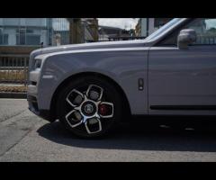 Rolls-Royce Cullinan Stunning Cullinan Black Badge Finished In Tempest Grey With Black Leather. Fant - 33