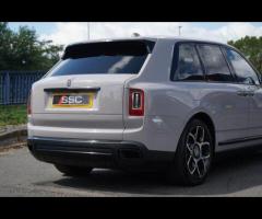Rolls-Royce Cullinan Stunning Cullinan Black Badge Finished In Tempest Grey With Black Leather. Fant - 35