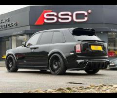 Rolls-Royce Cullinan Stunning Cullinan Black Badge Finished in Diamond Black With Mandarin and Black - 2