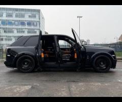 Rolls-Royce Cullinan Stunning Cullinan Black Badge Finished in Diamond Black With Mandarin and Black - 12
