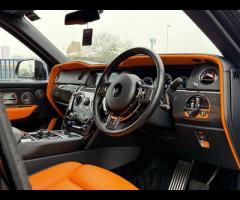 Rolls-Royce Cullinan Stunning Cullinan Black Badge Finished in Diamond Black With Mandarin and Black - 23