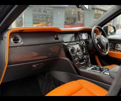 Rolls-Royce Cullinan Stunning Cullinan Black Badge Finished in Diamond Black With Mandarin and Black - 26