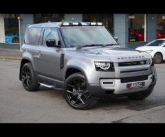 Land Rover Defender 90 This 2024 Land Rover Defender 90 D250 is a robust and reliable short wheelbas - 3