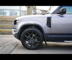 Land Rover Defender 90 This 2024 Land Rover Defender 90 D250 is a robust and reliable short wheelbas - 25