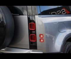 Land Rover Defender 90 This 2024 Land Rover Defender 90 D250 is a robust and reliable short wheelbas - 28