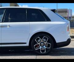 Rolls-Royce Cullinan Stunning VAT Qualifying Cullinan Black Badge Finished In Arctic White With Mand - 81