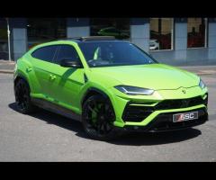 Lamborghini Urus Stunning and Rare Urus Pearl Capsule Finished In Verde Mantis With Q-Citura Nero Ad - 4