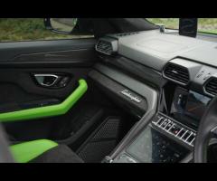 Lamborghini Urus Stunning and Rare Urus Pearl Capsule Finished In Verde Mantis With Q-Citura Nero Ad - 14