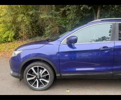 Nissan Qashqai This 2015 Nissan Qashqai DIG-T Tekna is a standout choice with its remarkably low mil - 5