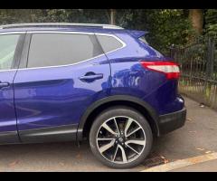 Nissan Qashqai This 2015 Nissan Qashqai DIG-T Tekna is a standout choice with its remarkably low mil - 6