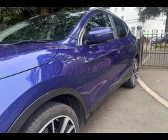 Nissan Qashqai This 2015 Nissan Qashqai DIG-T Tekna is a standout choice with its remarkably low mil - 7