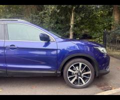 Nissan Qashqai This 2015 Nissan Qashqai DIG-T Tekna is a standout choice with its remarkably low mil - 14