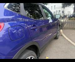 Nissan Qashqai This 2015 Nissan Qashqai DIG-T Tekna is a standout choice with its remarkably low mil - 15