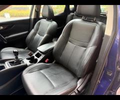 Nissan Qashqai This 2015 Nissan Qashqai DIG-T Tekna is a standout choice with its remarkably low mil - 25