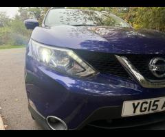 Nissan Qashqai This 2015 Nissan Qashqai DIG-T Tekna is a standout choice with its remarkably low mil - 46