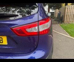 Nissan Qashqai This 2015 Nissan Qashqai DIG-T Tekna is a standout choice with its remarkably low mil - 47