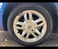 Renault Clio With only 55000 miles on the clock, this 2011 Renault Clio Pzaz offers exceptionally lo - 36