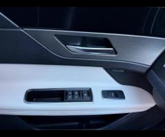 Jaguar XF This 2016 Jaguar XF d V6 S presents a rare find with only two previous owners. This stylis - 46