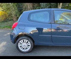 Renault Clio The 2012 Renault Clio Expression + is a practical and stylish car, equipped with a 1.2L - 11