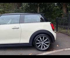 MINI Hatch This 2018 MINI Hatch Cooper offers an exceptional blend of style and efficiency, boasting - 6