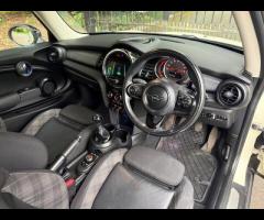 MINI Hatch This 2018 MINI Hatch Cooper offers an exceptional blend of style and efficiency, boasting - 17