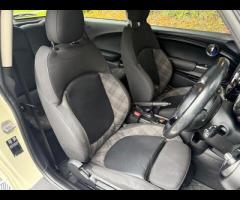 MINI Hatch This 2018 MINI Hatch Cooper offers an exceptional blend of style and efficiency, boasting - 18