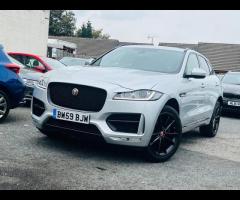 Jaguar F-PACE SAT NAVIGATION RED AND BLACK LEATHER HEATED SEAT  PARKING SENIOR BLUETOOTH FIRST REGIS