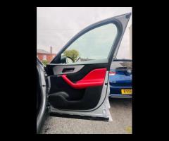 Jaguar F-PACE SAT NAVIGATION RED AND BLACK LEATHER HEATED SEAT  PARKING SENIOR BLUETOOTH FIRST REGIS - 39