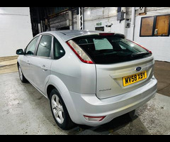 Ford Focus 1.6 Zetec 5dr - 8